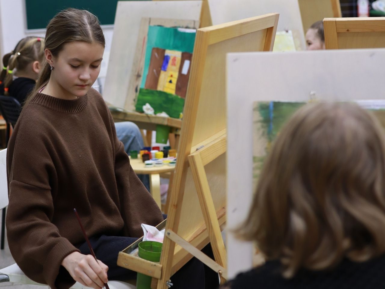 девочка с очного этапа рисует картину